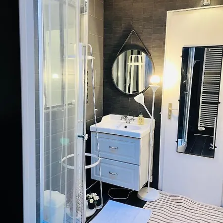 Private In A Tiny 4 Min Drive To Airport Cdg ,1 Private Bathroom Ideal For Families And Friends בית אירוח