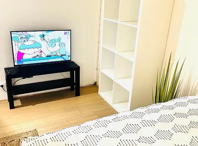 Alloggio in famiglia Private In A Tiny 4 Min Drive To Airport Cdg ,1 Private Bathroom Ideal For Families And Friends *